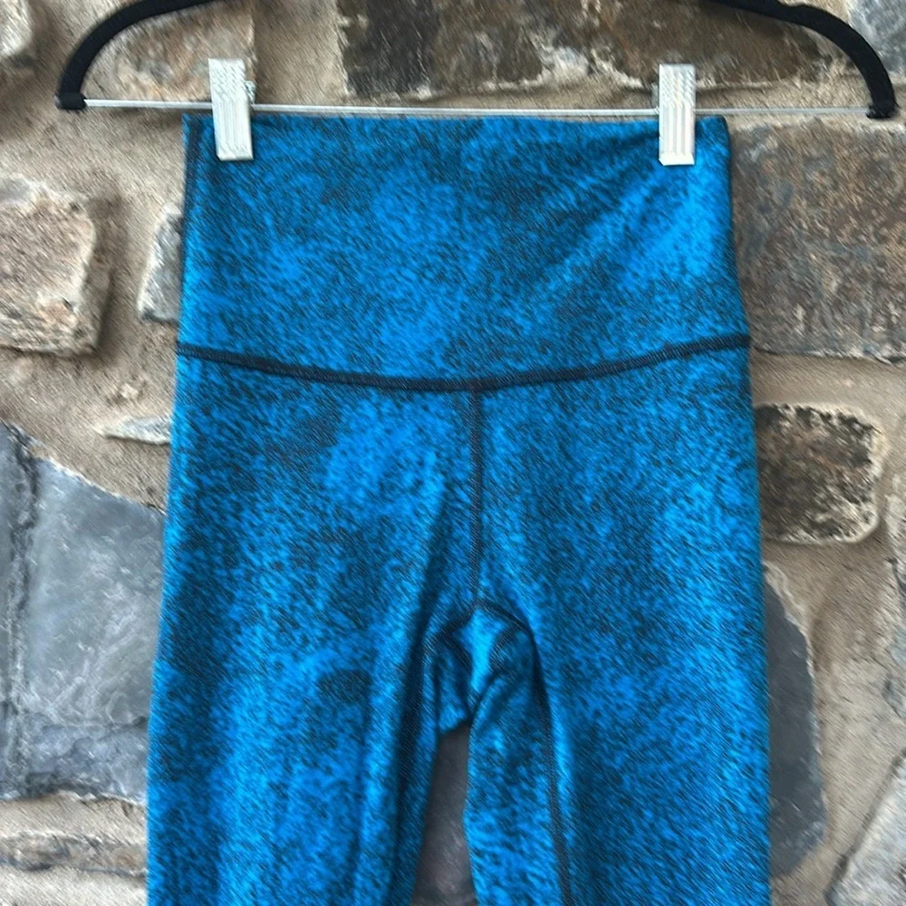 Lululemon Wunder Under Pant III in Spray Jacquard Shocking Blue Black Size 4